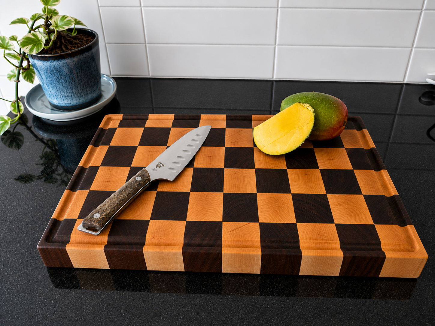 Planche à découper en bois de bout, motif damier noyer et érable